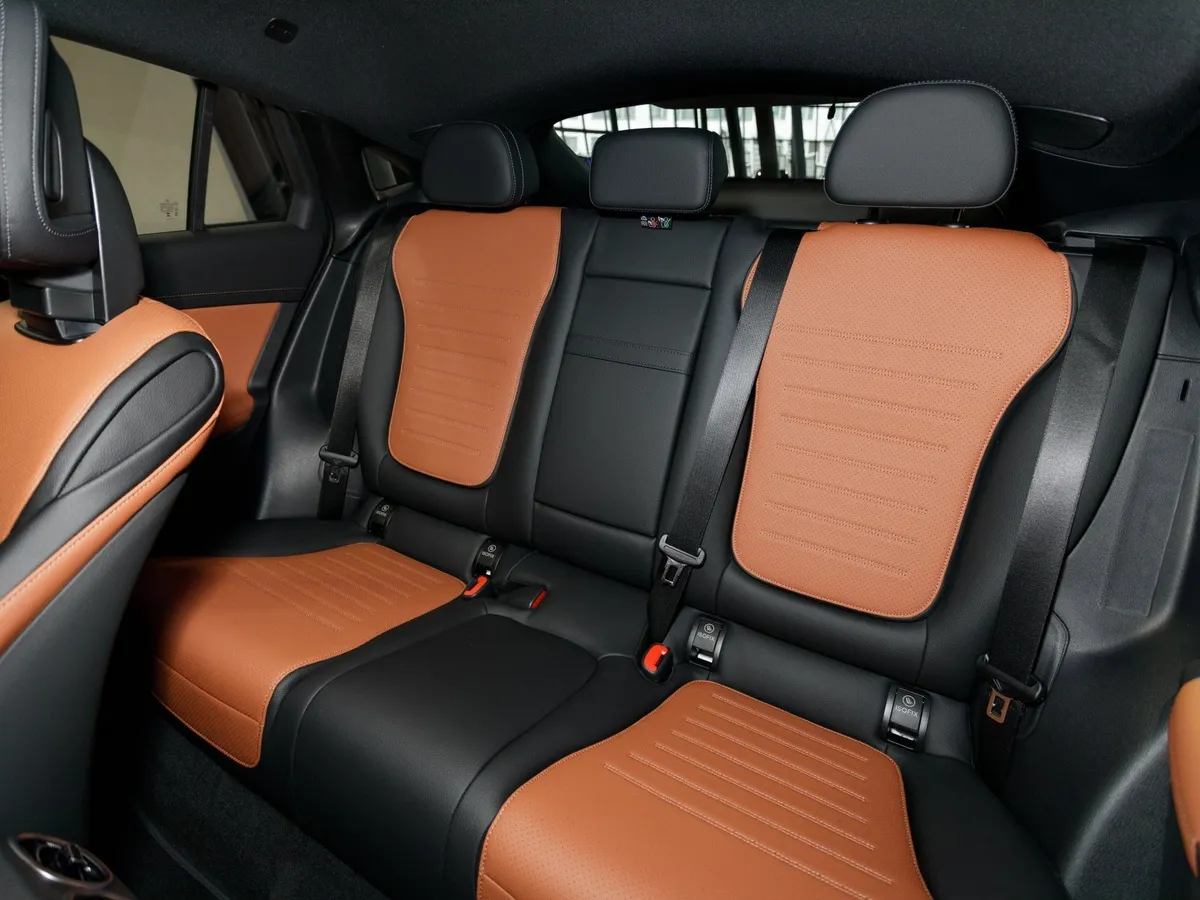 Mercedes-Benz GLC Купе 300 9G-TRONIC 4MATIC (272 л.с.) Белый в АВИЛОН. Слайд №11