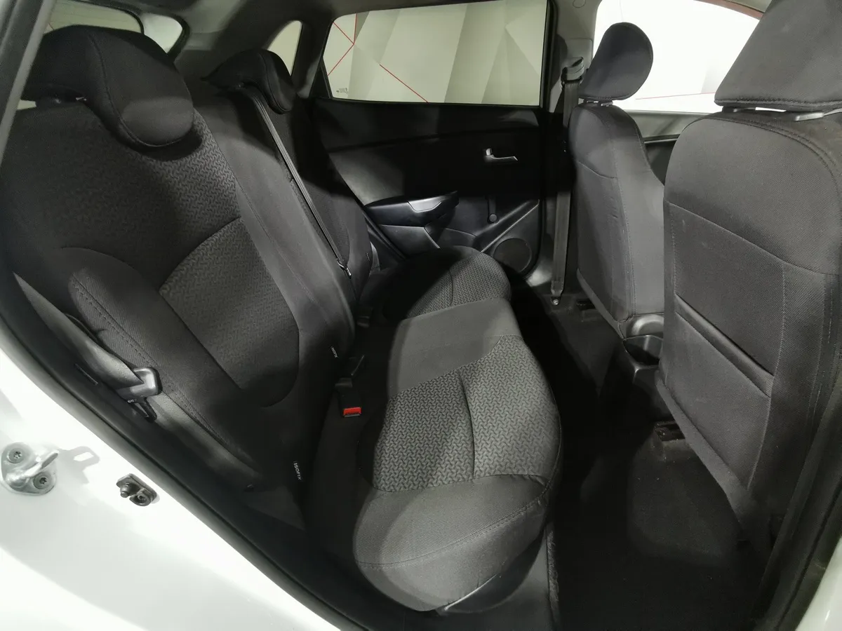 Kia Rio 1.6 MT (123 л.с.) Comfort Белый в АВИЛОН. Слайд №15