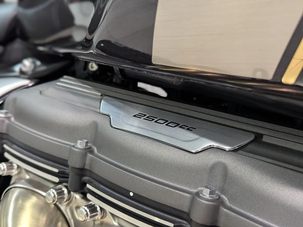 Triumph Rocket III 2294 см³ (148 л.с.) (148) 2294 Черный в АВИЛОН. Слайд №13