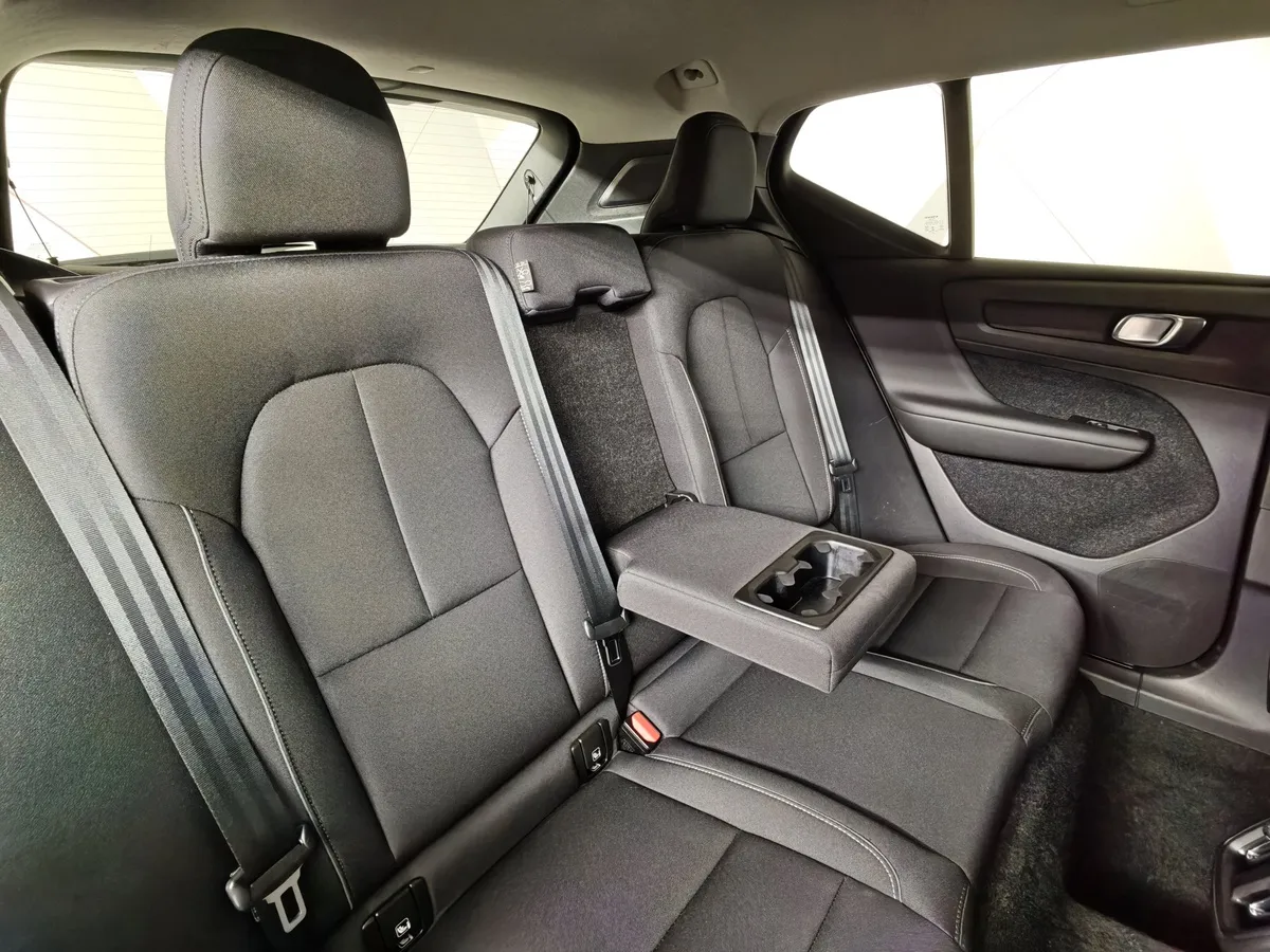 Volvo XC40 2.0 T4 Drive-E AT AWD (190 л.с.) Momentum Черный в АВИЛОН. Слайд №17