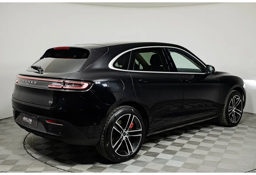 Seres M5 1.5 AT 4WD (496 л.с.) Premium Черный в АВИЛОН. Слайд №5