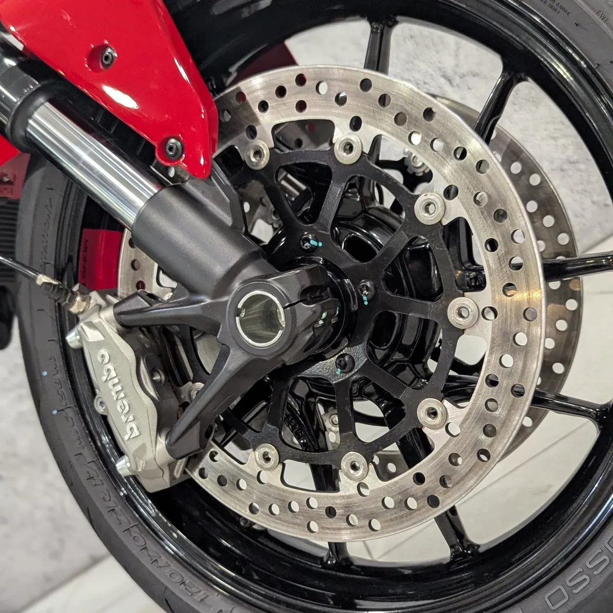 Ducati Monster 937 937 см³ (111 л.с.) (111) 937 Красный в АВИЛОН. Слайд №4