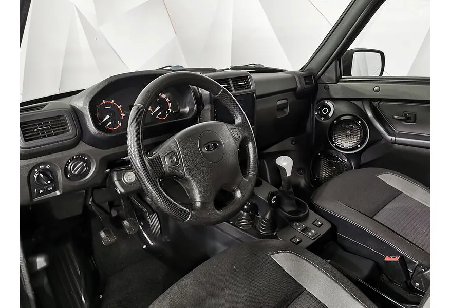 ВАЗ (Lada) 4x4 1.7 MT 8 кл. (Евро-4) (83 л.с.) Черный в АВИЛОН. Слайд №6