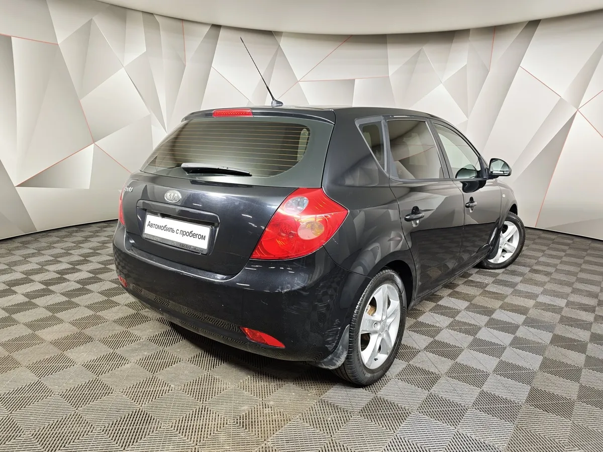 Kia Ceed 2.0 AT (143 л.с.) Черный в АВИЛОН. Слайд №2