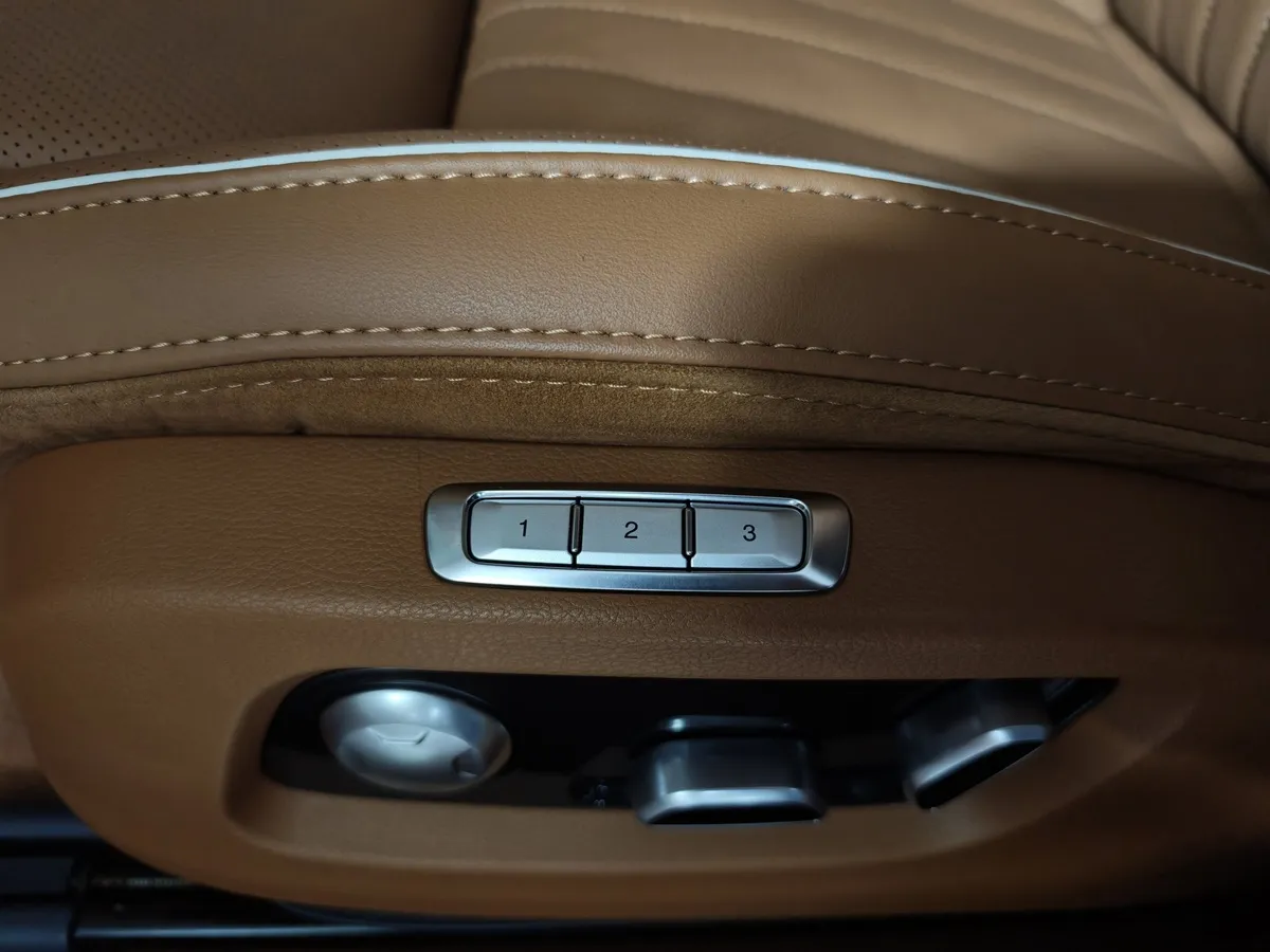 Hongqi H9 2.0T AT (245 л.с.) Делюкс двухцветный Коричневый в АВИЛОН. Слайд №19