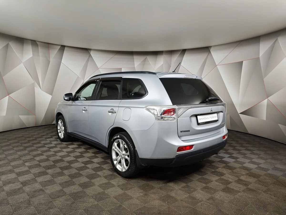 Mitsubishi Outlander 2.4 MIVEC CVT 4WD (167 л.с.) Ultimate Plus Серебристый в АВИЛОН. Слайд №4
