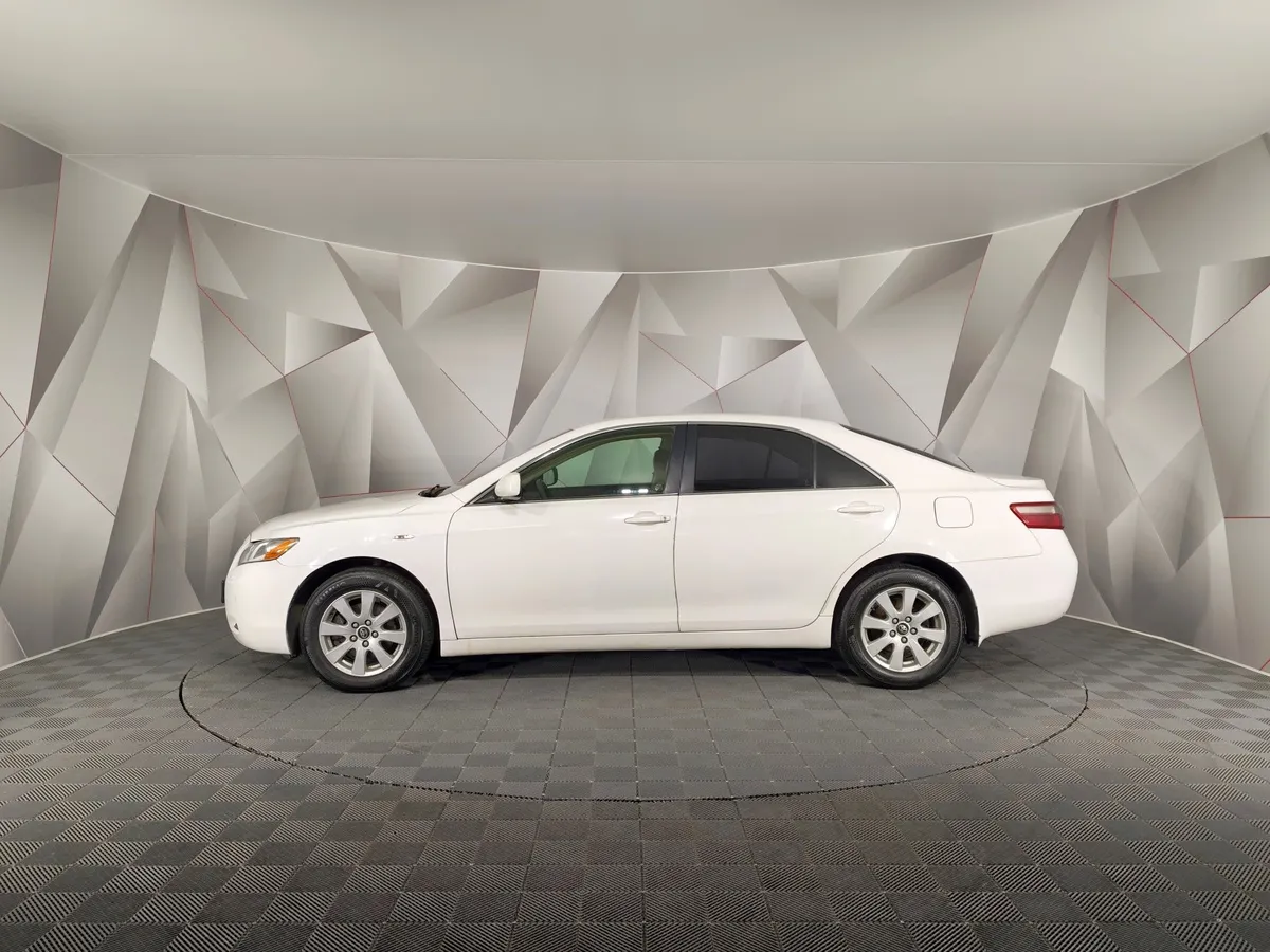 Toyota Camry 2.4 VVT-i AT (167 л.с.) Белый в АВИЛОН. Слайд №5