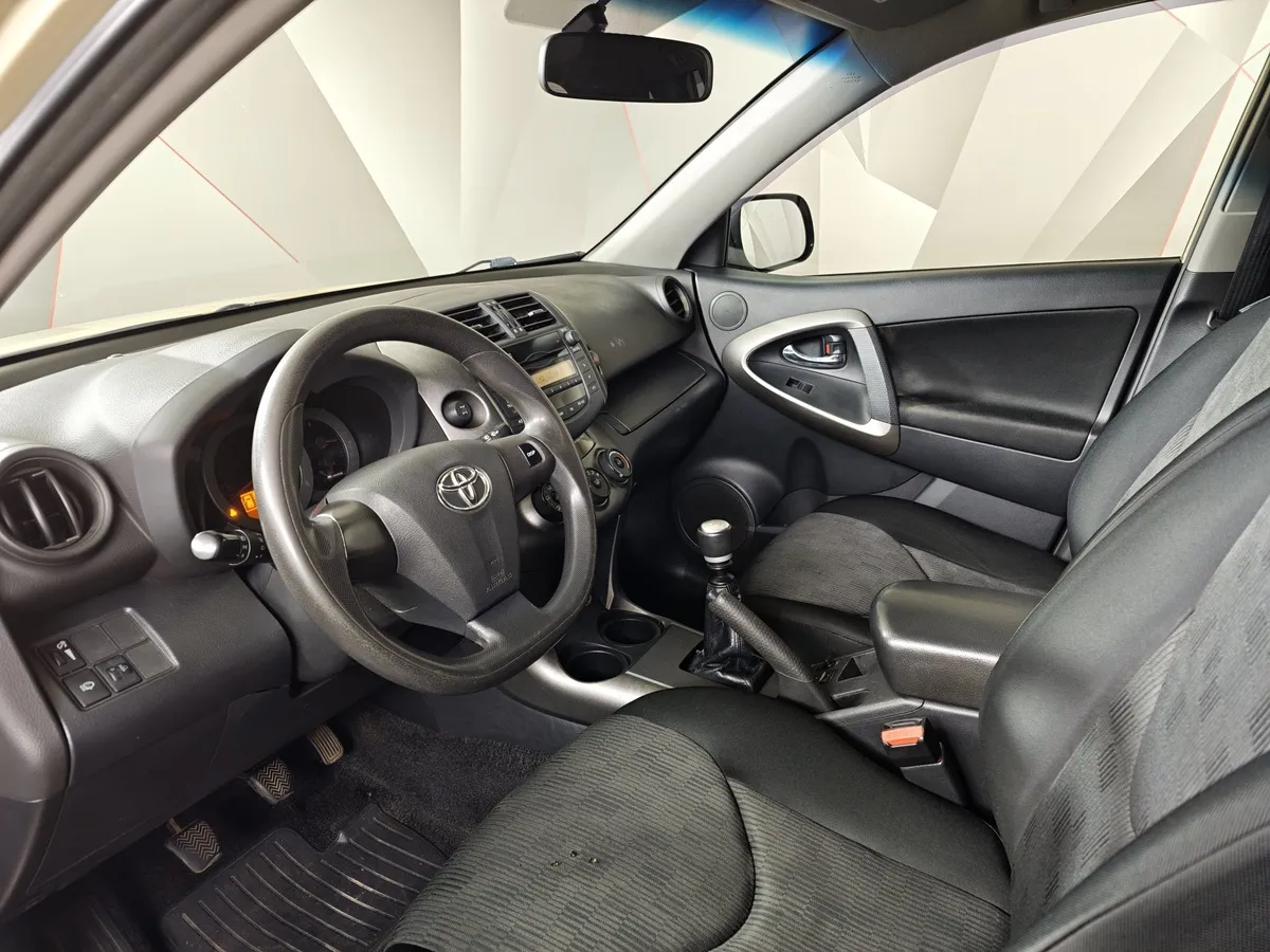 Toyota RAV4 2.0 MT FWD (158 л.с.) Бежевый в АВИЛОН. Слайд №18