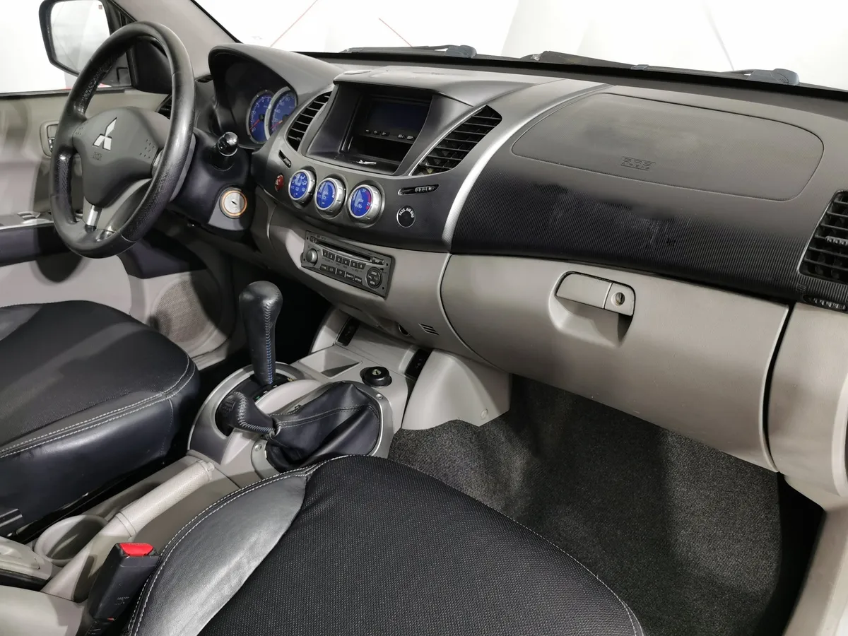 Mitsubishi L200 2.4 DID AT AWD (154 л.с.) DC Intense Серебристый в АВИЛОН. Слайд №12