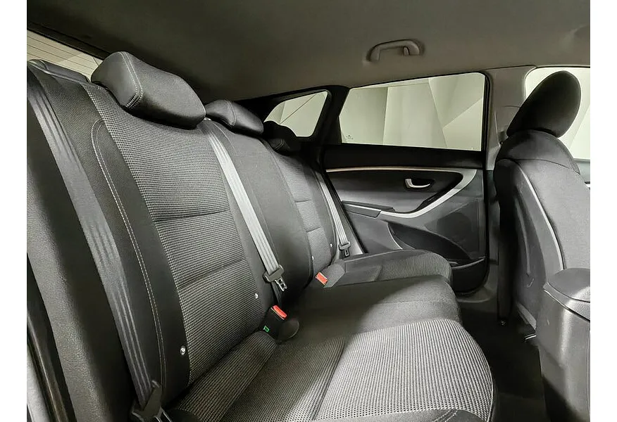 Hyundai i30 1.6 AT (126 л.с.) Черный в АВИЛОН. Слайд №16