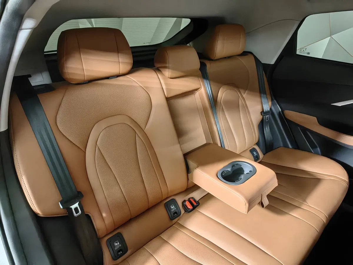 Omoda C5 1.5T CVT (147 л.с.) Ultimate (двухцветный, красные элементы экстерьера) Черный в АВИЛОН. Слайд №17