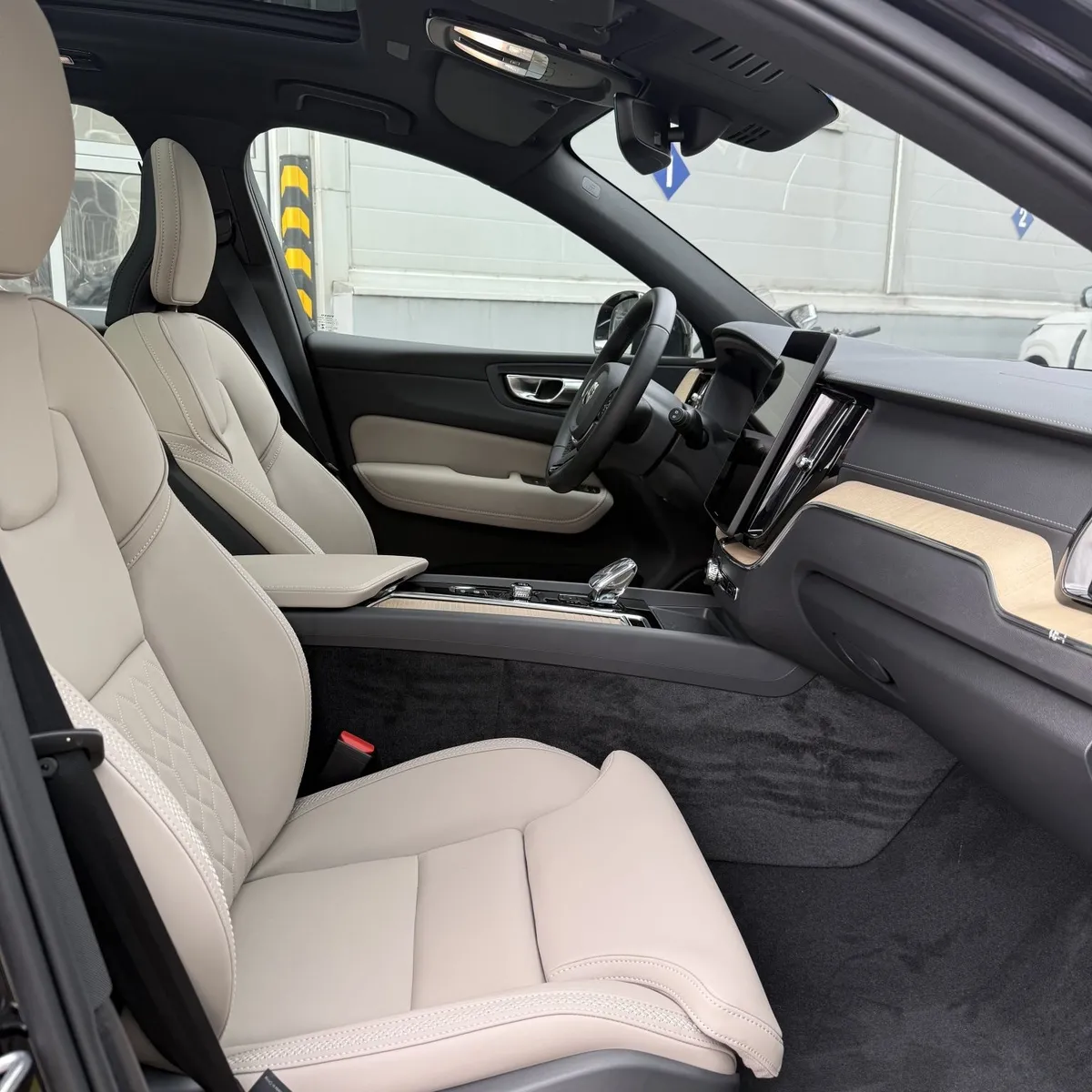 Volvo XC60 2.0 AT AWD (264 л.с.) Luxury Edition Черный в АВИЛОН. Слайд №8