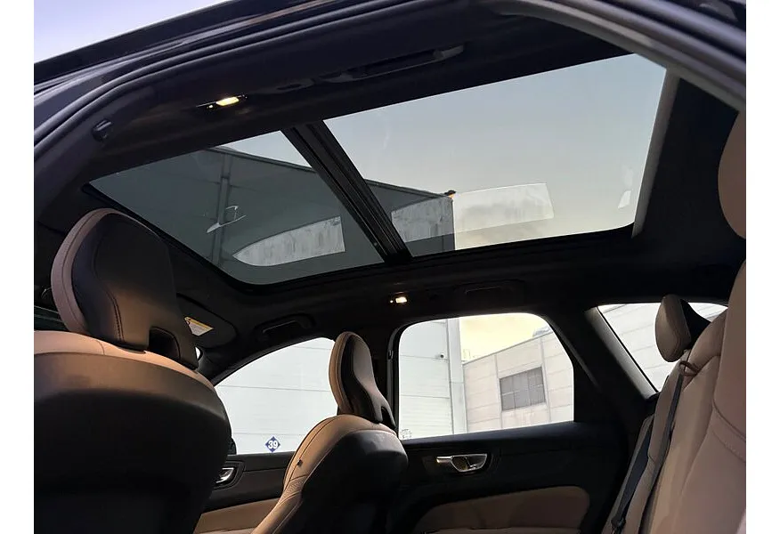 Volvo XC60 2.0 AT AWD (264 л.с.) Luxury Edition Черный в АВИЛОН. Слайд №11