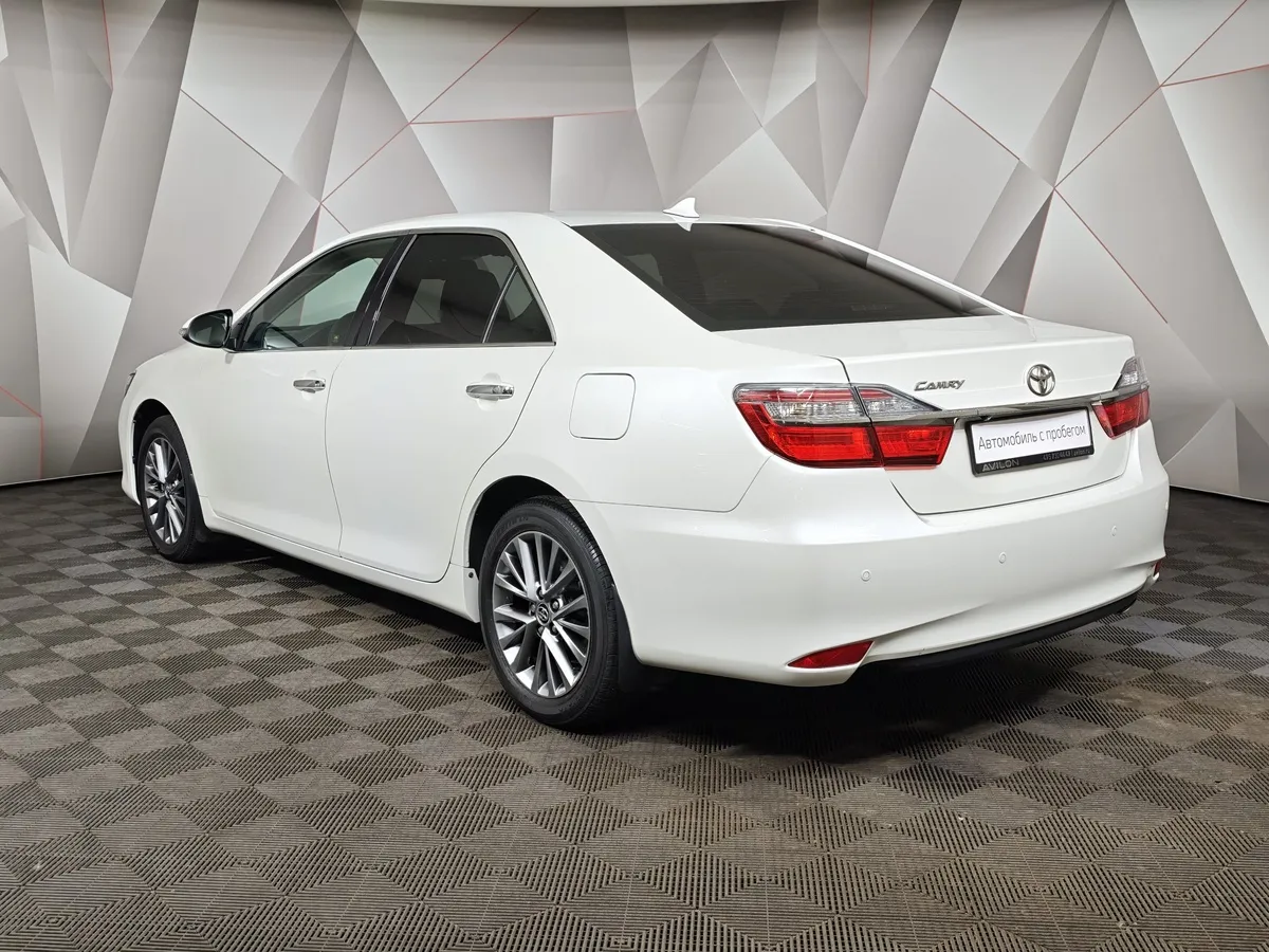 Toyota Camry 2.5 AT (181 л.с.) Белый в АВИЛОН. Слайд №3