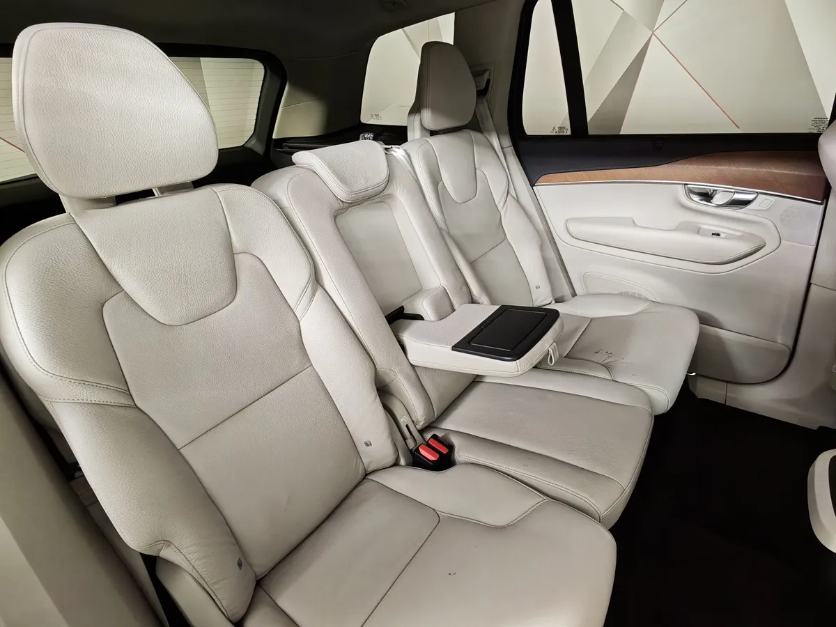 Volvo XC90 2.0 D5 Drive-E AT AWD (235 л.с.) Inscription Синий в АВИЛОН. Слайд №17