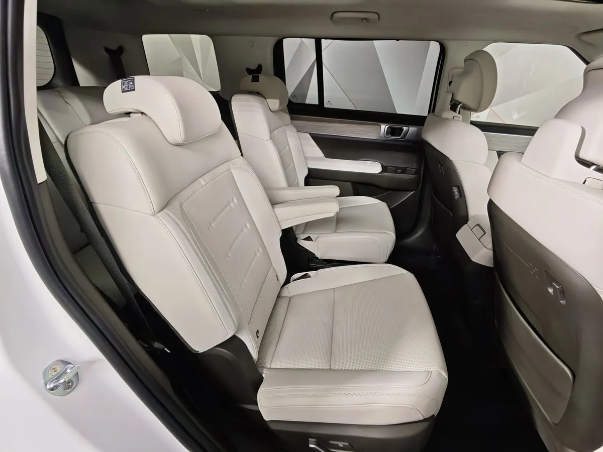 Hyundai Santa Fe 2.5 AT 4WD 6 seats (194 л.с.) Calligraphy Белый в АВИЛОН. Слайд №15