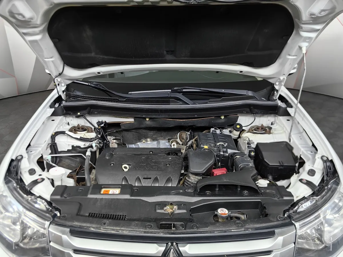 Mitsubishi Outlander 2.0 CVT 4WD (146 л.с.) Instyle E29 Белый в АВИЛОН. Слайд №11
