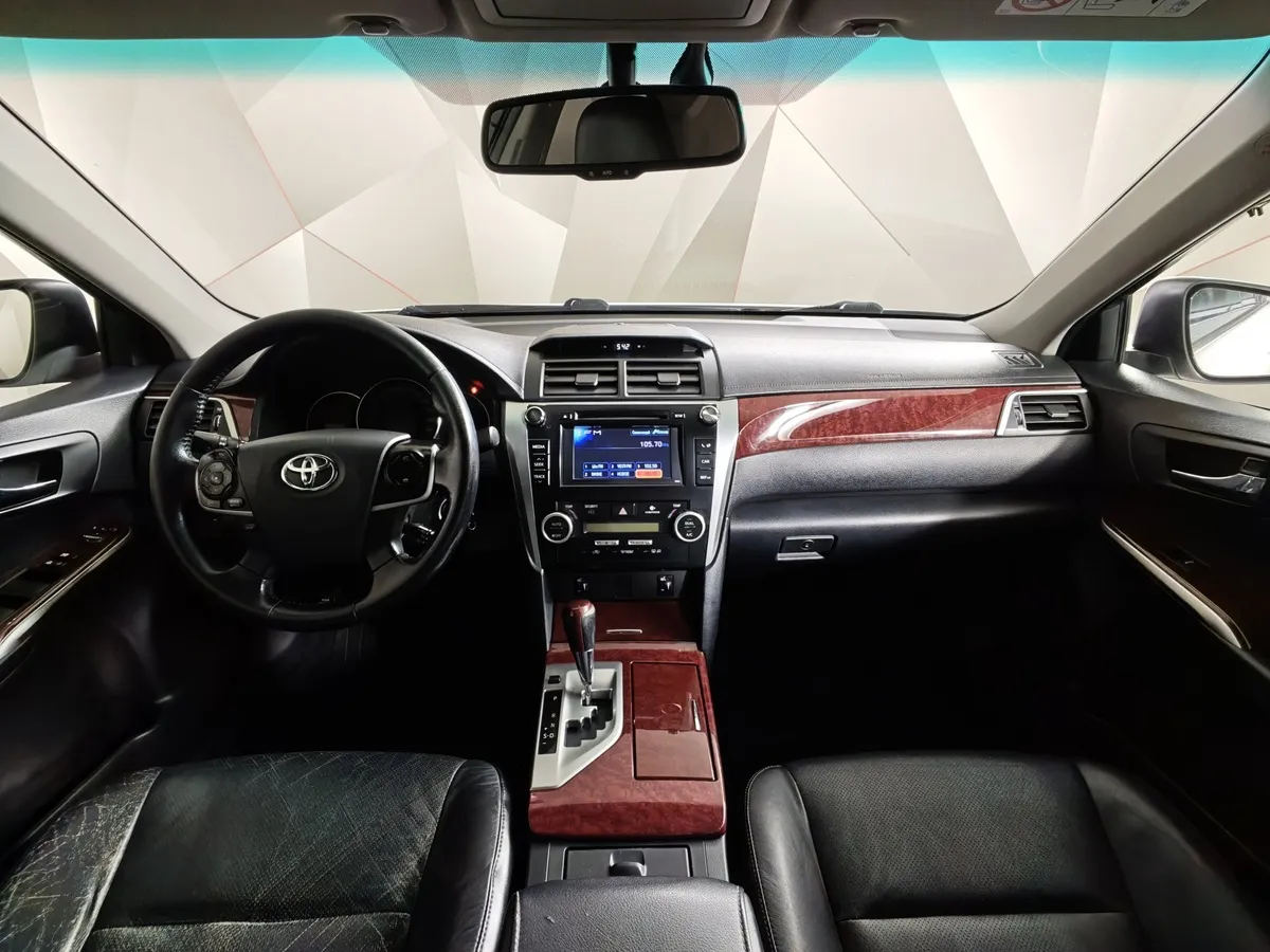 Toyota Camry 2.5 AT (181 л.с.) Белый в АВИЛОН. Слайд №14