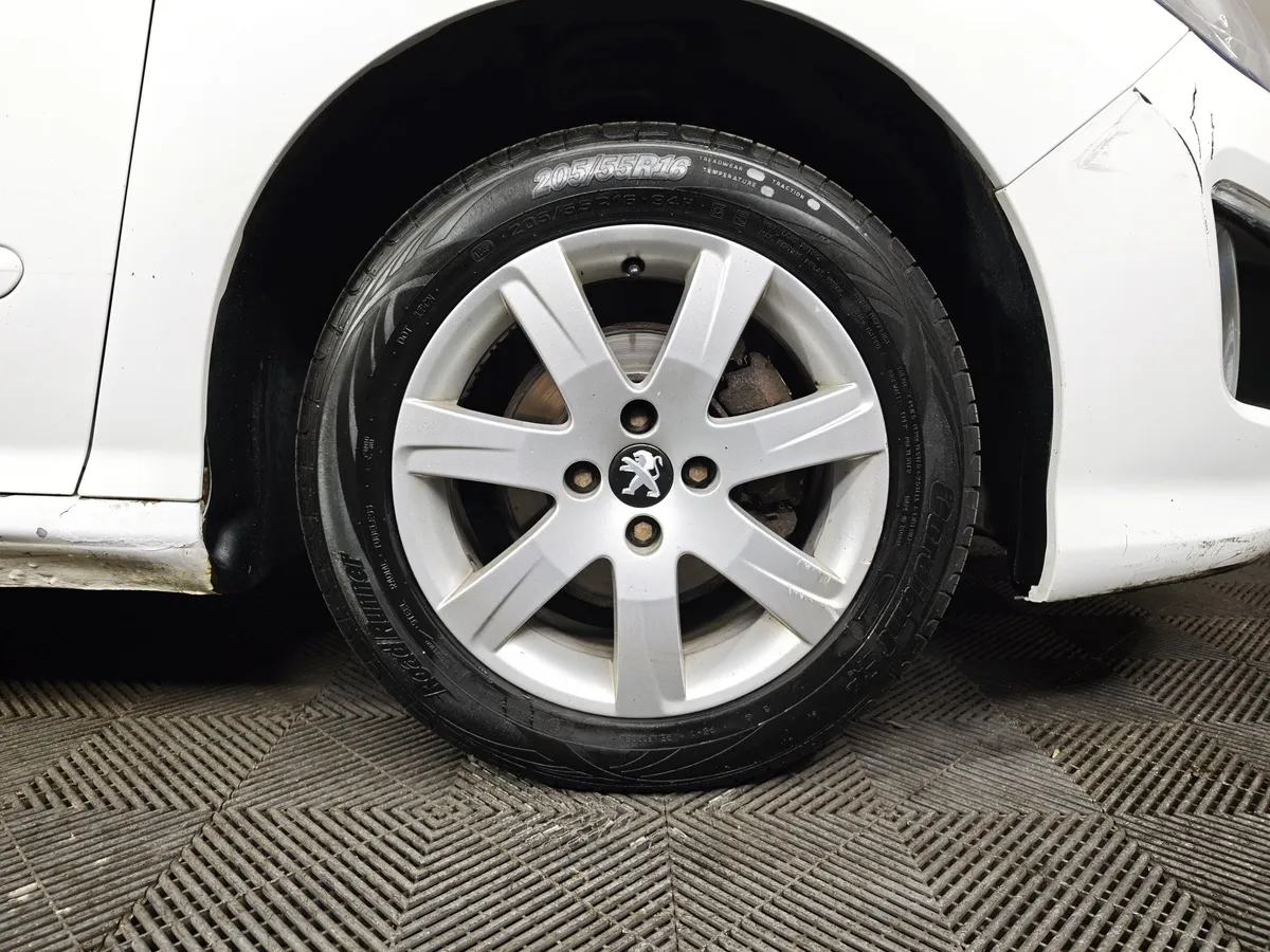 Peugeot 308 1.6 AT (120 л.с.) Белый в АВИЛОН. Слайд №9