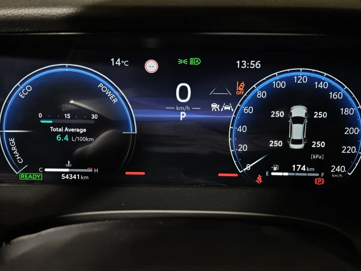 Toyota Camry 2.0h CVT (197 л.с.) Sport Plus Белый в АВИЛОН. Слайд №18