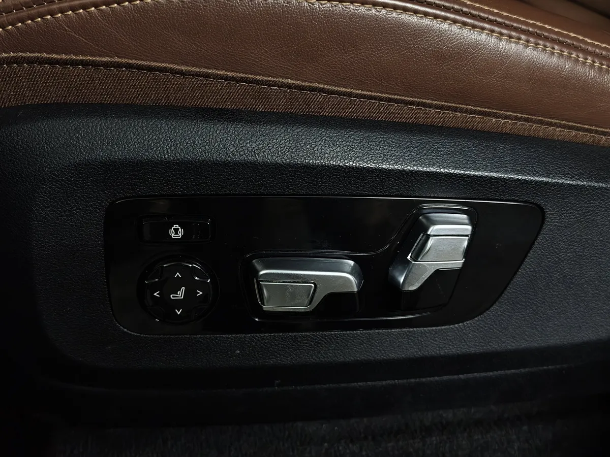 BMW X7 xDrive40d Steptronic (340 л.с.) Базовая (Локальная сборка) Черный в АВИЛОН. Слайд №20