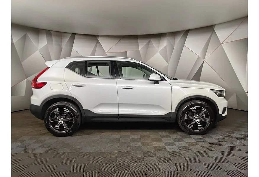 АВИЛОН - Volvo XC40 2.0 T4 Drive-E AT AWD (190 л.с.) Inscription Белый - slide 3