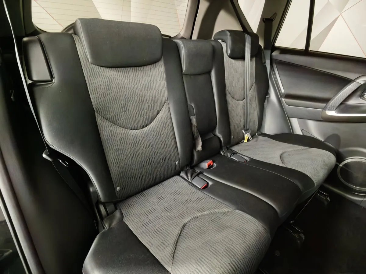 Toyota RAV4 2.0i CVT AWD (171 л.с.) Fashion Plus Черный в АВИЛОН. Слайд №17