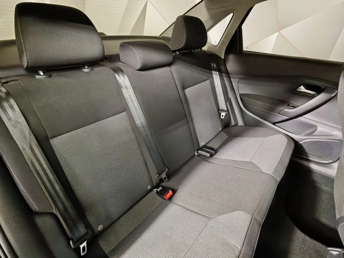 Volkswagen Polo 1.6 MPI AT (110 л.с.) Drive Черный в АВИЛОН. Слайд №17