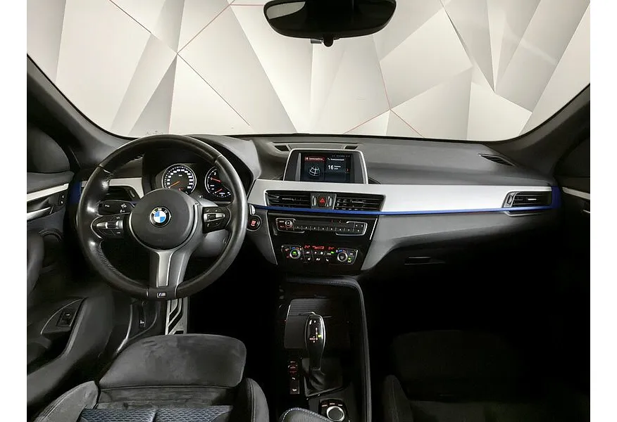BMW X1 20i xDrive (192 л.с.) M Sport Черный в АВИЛОН. Слайд №11