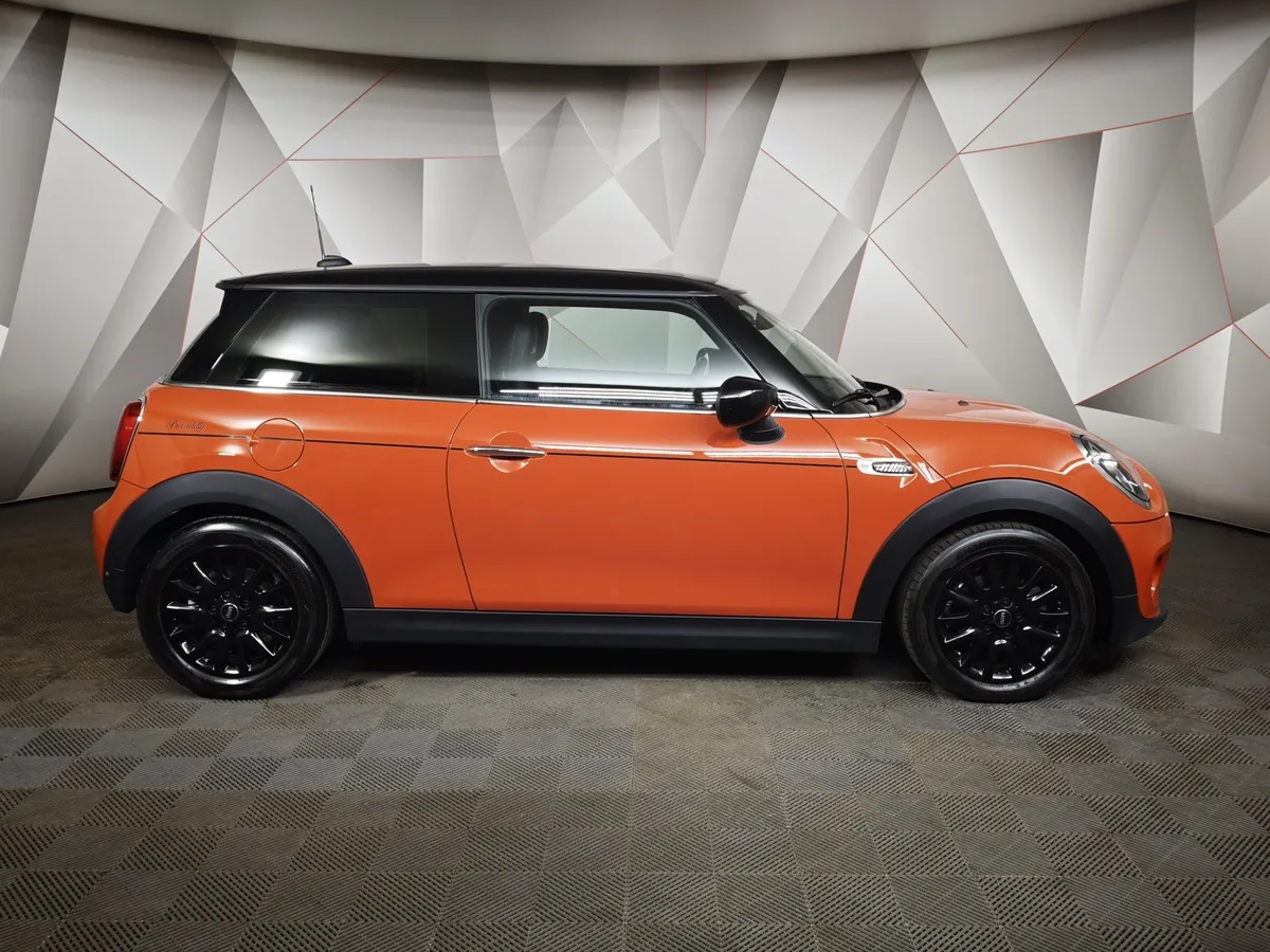 Mini 5 дверей Cooper 1.5 AMT (136 л.с.) Оранжевый в АВИЛОН. Слайд №6