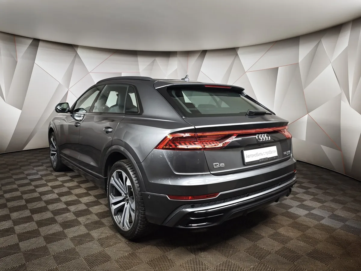 Audi Q8 55 TFSI Tiptronic quattro (340 л.с.) Серый в АВИЛОН. Слайд №4