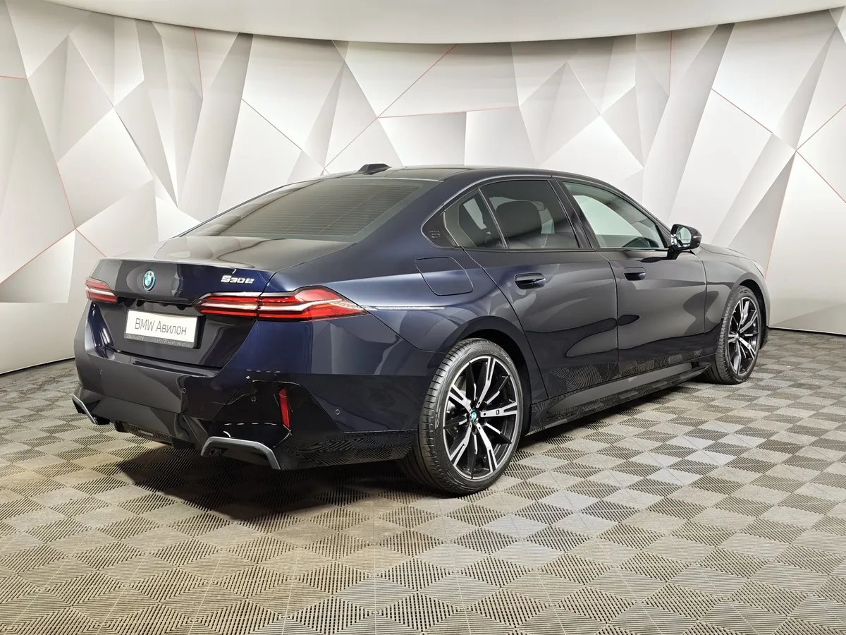 BMW 5 серия 530e AT RWD (299 л.с.) Черный в АВИЛОН. Слайд №2