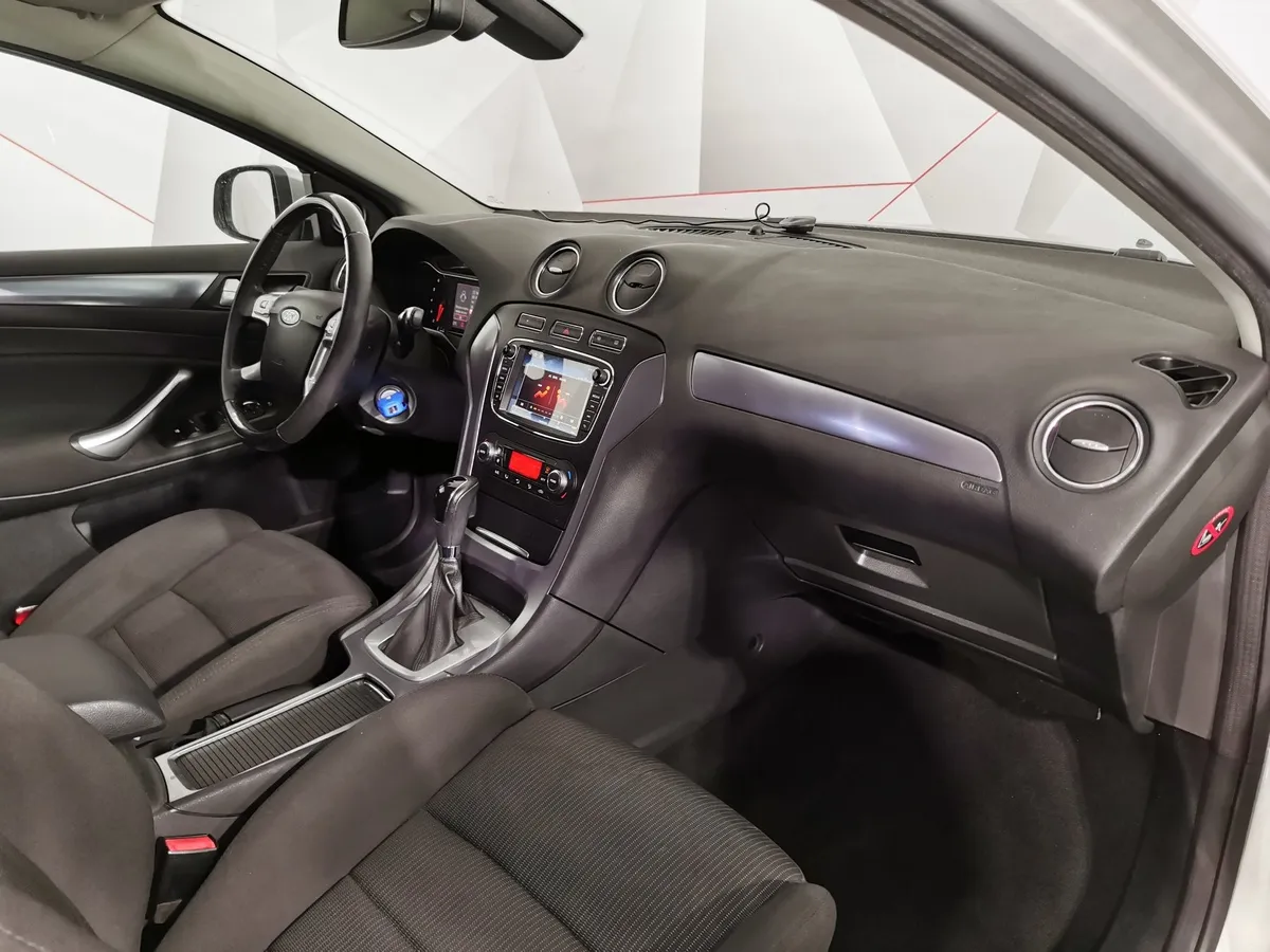 Ford Mondeo 2.3 AT (161 л.с.) Ambiente Серебристый в АВИЛОН. Слайд №12