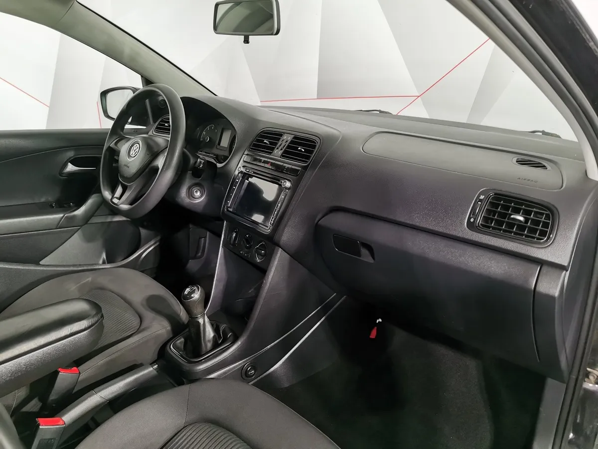 Volkswagen Polo 1.6 MPI MT (90 л.с.) Comfortline Черный в АВИЛОН. Слайд №12