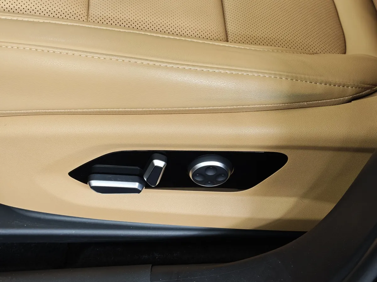 Seres M5 1.5 AT 4WD (496 л.с.) Premium Черный в АВИЛОН. Слайд №24
