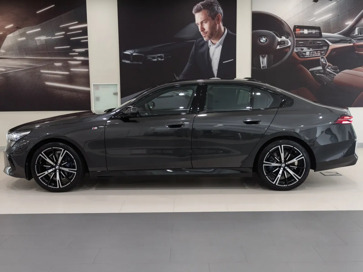 BMW 5 серия 530i xDrive AT (252 л.с.) Черный в АВИЛОН. Слайд №3 BMW 5 серия 530i xDrive AT (252 л.с.) Черный в АВИЛОН. Слайд №3