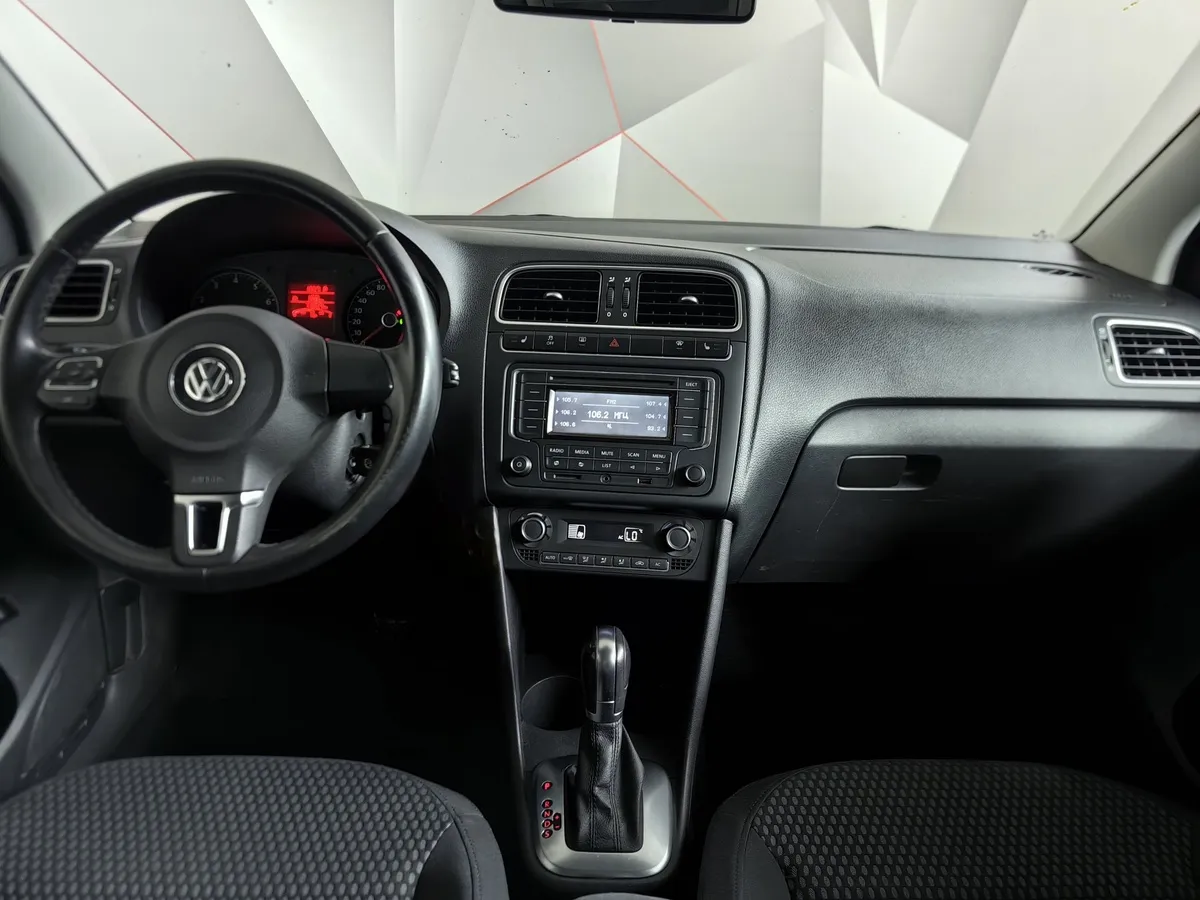 Volkswagen Polo 1.6 MPI AT (110 л.с.) Highline Серебристый в АВИЛОН. Слайд №15