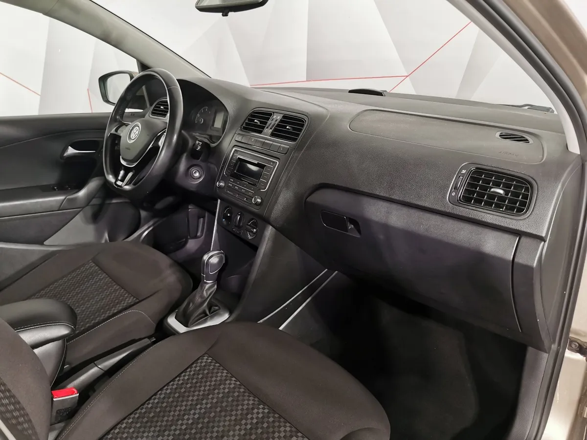 Volkswagen Polo 1.6 MPI AT (110 л.с.) Бежевый в АВИЛОН. Слайд №12