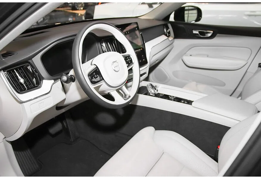 АВИЛОН - Volvo XC60 2.0 B5 8AT AWD (250 л.с.) Ultra Серебристый - slide 9437692