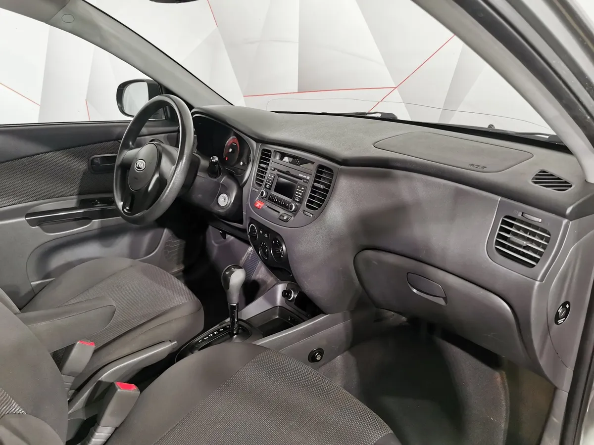 Kia Rio 1.4 AT (97 л.с.) Classic Серебристый в АВИЛОН. Слайд №11