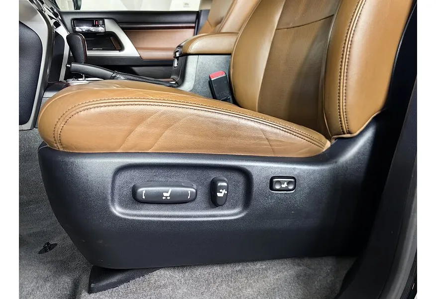 Toyota Land Cruiser 4.5 Twin-Turbo D AT 4WD (5 мест) (235 л.с.) Престиж Черный в АВИЛОН. Слайд №20