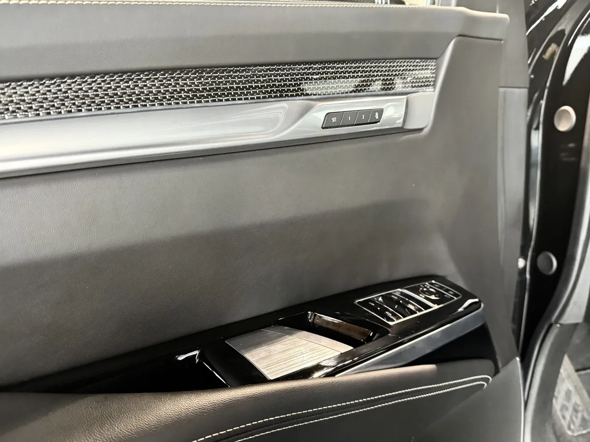 Cadillac Escalade V 6.2 AT 4WD (690 л.с.) V-series Черный в АВИЛОН. Слайд №18