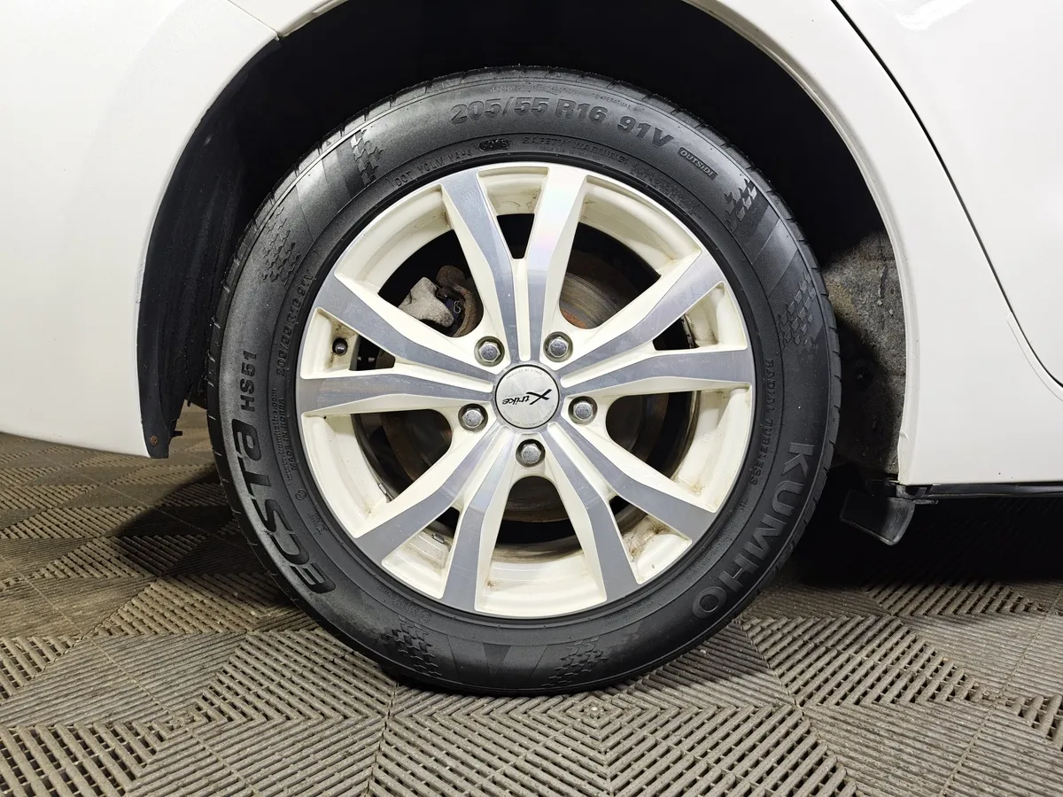 Mazda 3 1.6 MT (104 л.с.) Белый в АВИЛОН. Слайд №9