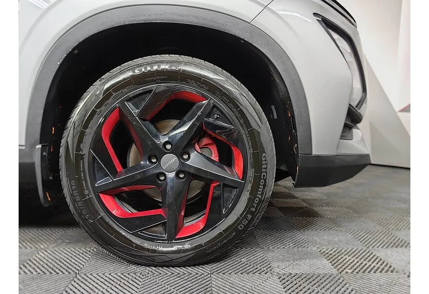 АВИЛОН - Omoda C5 1.5T CVT (147 л.с.) Ultimate (двухцветный, красные элементы экстерьера) Серебристый - slide 15