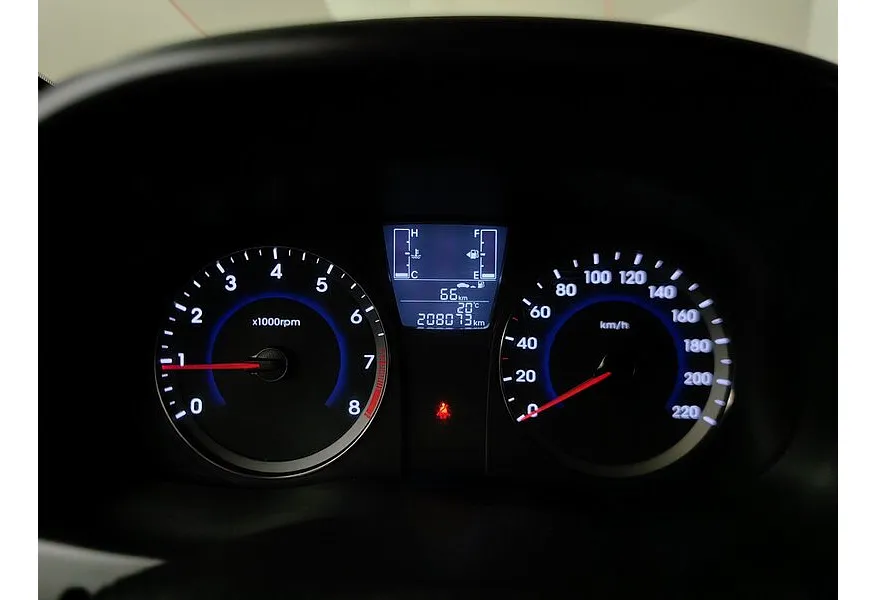 Hyundai Solaris 1.6 MT (123 л.с.) Comfort + Winter Белый в АВИЛОН. Слайд №17