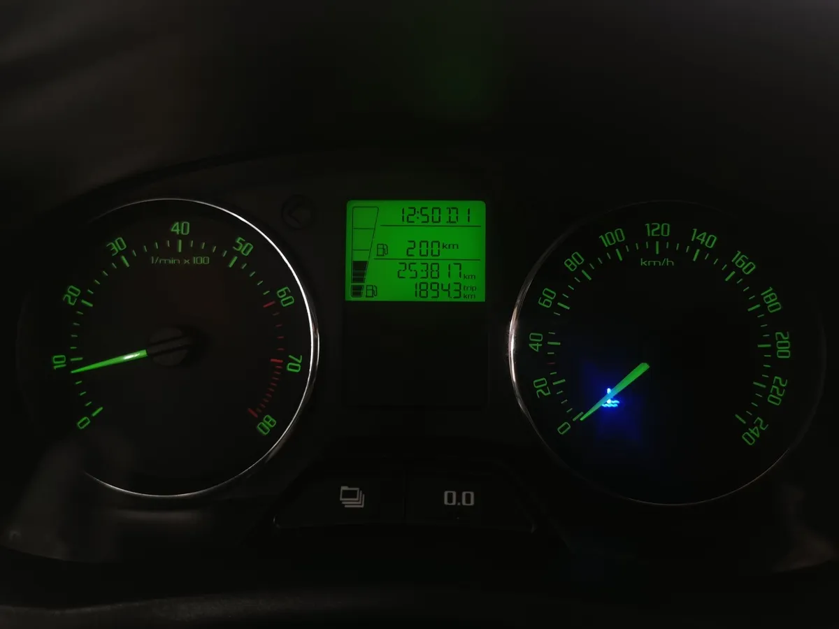 Skoda Fabia 1.6 AT (105 л.с.) Серый в АВИЛОН. Слайд №17