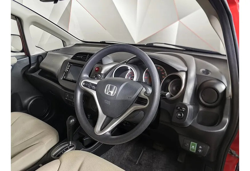 Honda Fit 1.3 CVT (100 л.с.) Красный в АВИЛОН. Слайд №11