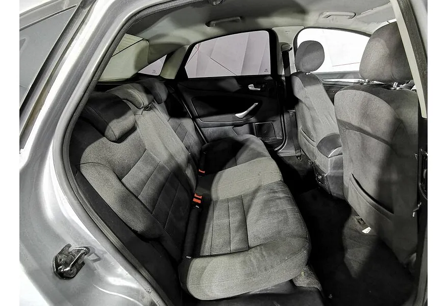 Ford Mondeo 2.0 MT (145 л.с.) Серебристый в АВИЛОН. Слайд №17