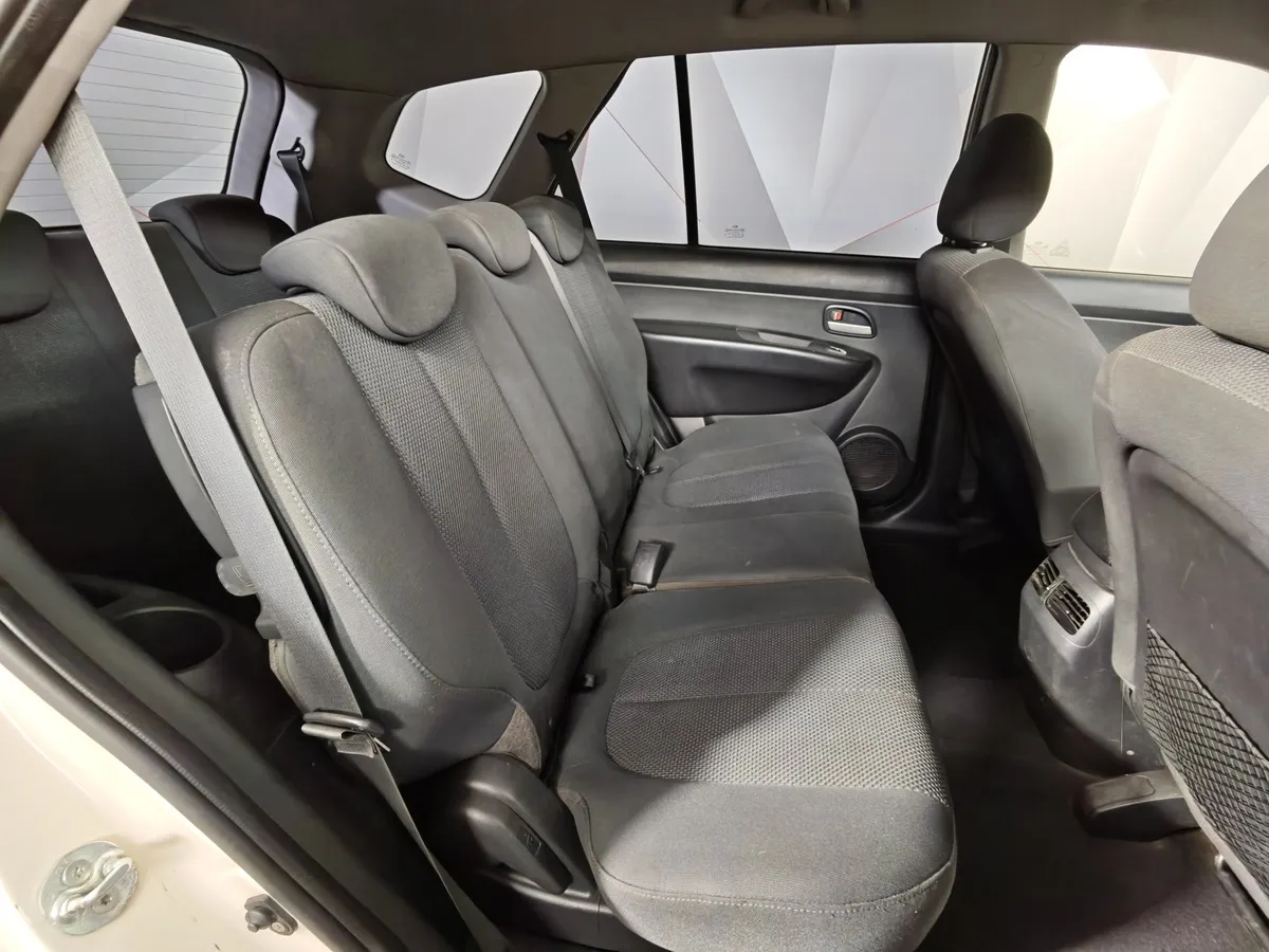 Kia Carens 2.0 MT (137 л.с.) Бежевый в АВИЛОН. Слайд №15