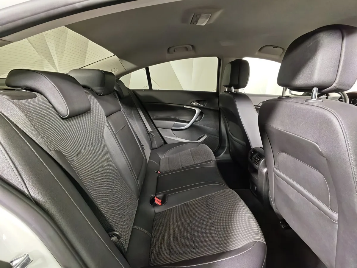 Opel Insignia 2.0 Turbo AT (220 л.с.) Белый в АВИЛОН. Слайд №15